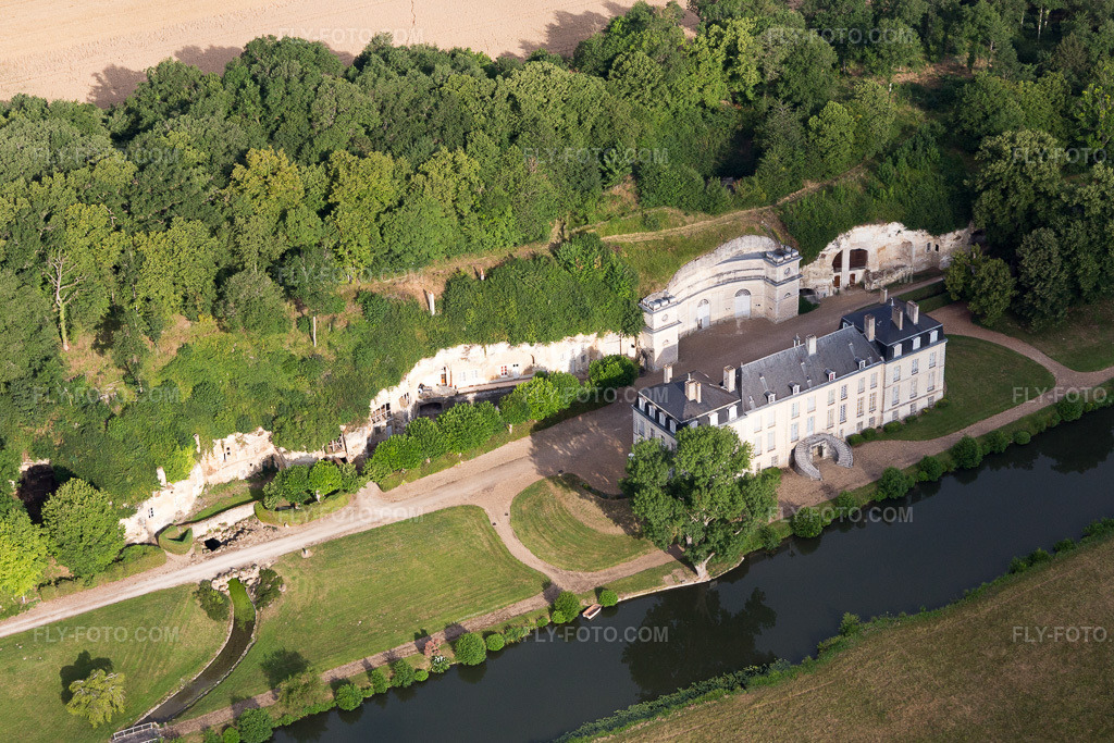 Aerial view: Cellars dug into the tuff of the Loir riverbank in front of the Château de Rochambeau. in Thoré-la-Rochette in the state Loir et Cher, France.Photo: IMG_101117.jpg taken on 06/24/2017 by Werner Riehm/FLY-FOTO.comResolution of the original: 5053 x 3369 px