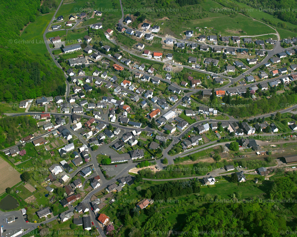 2610057 | ERDBACH 09.06.2006 Ortsansicht der Straßen und Häuser der Wohngebiete in Erdbach im Bundesland Hessen, Deutschland // Town View of the streets and houses of the residential areas in Erdbach in the state Hesse, Germany Foto: Gerhard Launer