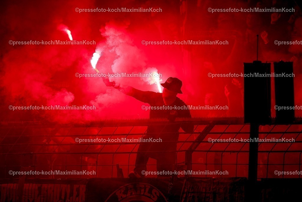 FKo26022601074 | 26.02.2026, Fußball, Landespokal Mittelrhein, SC Fortuna Köln - TSV Alemannia Aachen, Südstadion, Viertelfinale Bitburger-Pokal, Saison 2025 2026: Fans im vollen Gästeblock von Aachen machen Stimmung auf der Tribüne und zünden Bengalisches Feuer Bengalos Pyrotechnik  DFB regulations prohibit any use of photographs as image sequences and or quasi-video.