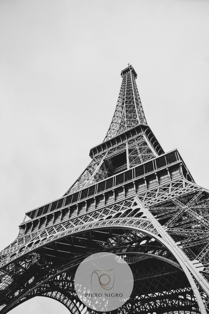 Paris_Eifel_bnw_20240315-14-19-16-IMG_6436 | Galleria Dei Momenti - Wallart | Fotokunst | Fine Art Fotografie für Daheim und Hotels, Praxen in Düsseldorf - Realisiert mit Pictrs.com
