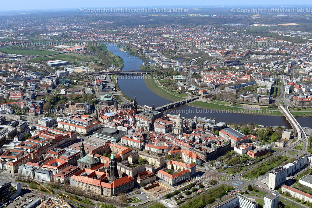 Dresden | Das Luftbild zeigt den Blick auf die Stadt Dresden mit der Elbe und den Brücken. Rechts im Bild ist noch die Carola-Brücke zu sehen. - Realisiert mit Pictrs.com