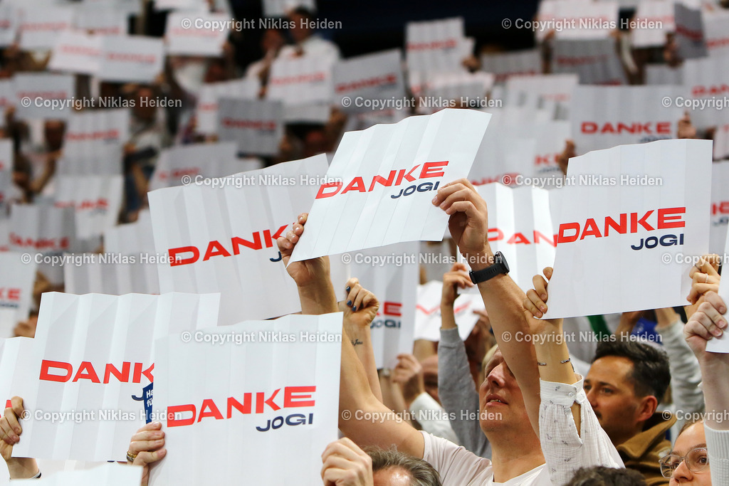 NH_HandballSportVereinHamburg_SGFlensburgHandewitt_HandballBundesliga_22122024 | Zum Abschied von #1 Johannes Bitter (HSV Hamburg) zeigten Fans diese Klatschpappen.Handball I Herren I Bundesliga (Daikin HBL) I Saison 2024-2025 I 16. Spieltag I HSV Hamburg - SG Flensburg-Handewitt I 22.12.2024 I Barclays Arena