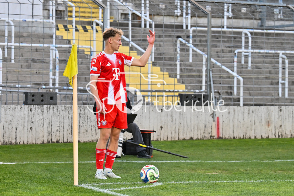 FC Bayern Amateure - TSV Aubstadt | MÜNCHEN, GERMANY - 24. APRIL: bei einem Eckball Kurt RÜGER (FC Bayern München II 8) / Einzelfoto / Freisteller während dem Match zwischen den Amateuren des FC Bayern und dem TSV Aubstadt am 31. Spieltag der Regionalliga Bayern im Grünwalder Stadion