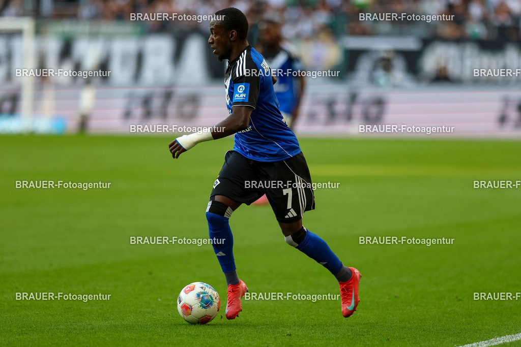 Borussia Mönchengladbach vs Hamburger SV - Bundesliga  | Mönchengladbach, Deutschland, 24.08.25:   Jean-Luc Dompe (Hamburger SV) in Aktion am Ball, Einzelaktion waehrend des Spiels der Bundesliga zwischen Borussia Mönchengladbach vs Hamburger SV im Stadion im Borussia Park(Foto von Brauer-Fotoagentur / Adrian Schlueter)