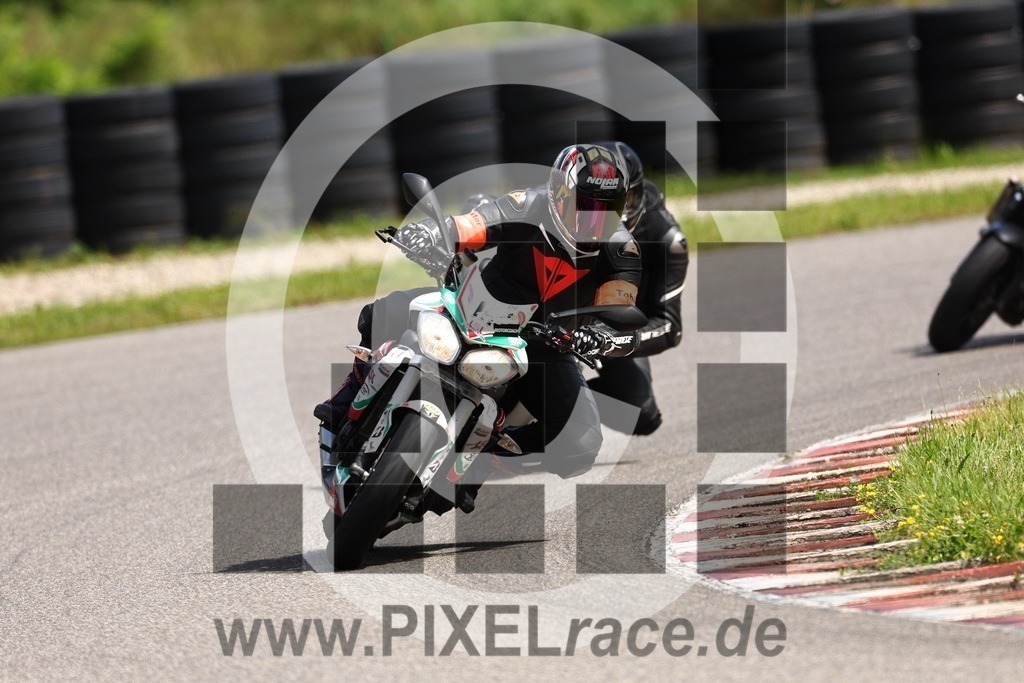 inst-20240524_00890 | Schöne Erinnerungen an spannende Momente - das festzuhalten ist unser Job. PIXELrace.de ist seit 2003 auf den Rennstrecken Europas unterwegs um die Action draußen beim Fahren und die wunderbare Stimmung imm Fahrerlager für euch einzufangen.