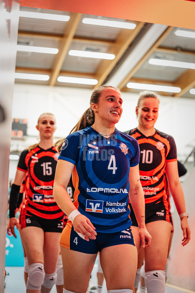 Volleyball | Frauen | Saison 2025/2026 | Volleyball Bundesliga | ETV Hamburger Volksbank Volleys vs. Dresdner SC | 15.11.2025 | Sarah Stiriz (#4, ETV Hamburger Volksbank Volleys) auf dem Weg in die Kabine