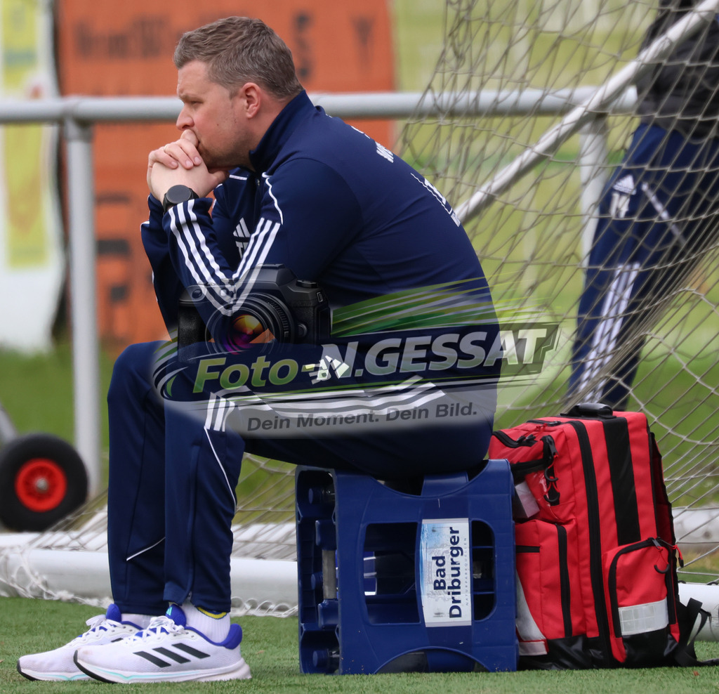 SV Enger-Westerenger - TSV Löhne | Auf dem Bild zu sehen: blau SV Enger-Westerenger Trainer: Tim Feichtinger SV Enger-Westerenger, TSV Löhne, Saison 25/26, Kreisliga A, Enger, Deutschland - Realisiert mit Pictrs.com