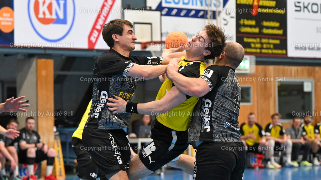 TSV Altenholz vs MTV Braunschweig | Nicolas Kahmke (TSVA #23) vs Philipp Moritz Krause (Braunschweig #15) &amp; Milan Mazic (Braunschweig #14) / Handball 3. Liga Nord-Ost Männer 2025/2026 / TSV Altenholz vs MTV Braunschweig / Edgar-Meschkat-Halle / Altenholz / 14.03.26 - Realisiert mit Pictrs.com