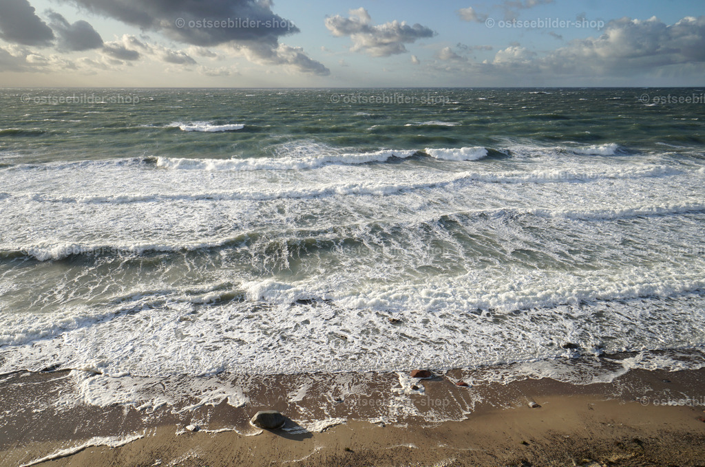 Stürmische Ostsee | Vom Steilufer fällt der Blick auf die filigranen Muster der auslaufenden Schaumkronen am Strand.