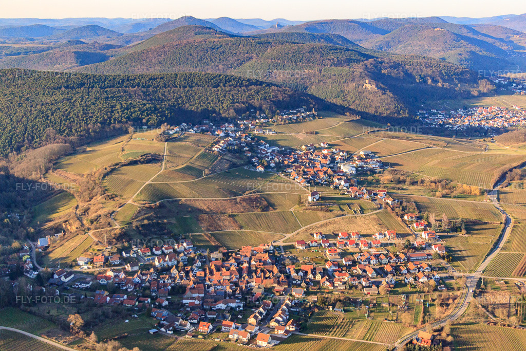 Luftbild: Winzerdorfansicht aus Osten im Ortsteil Gleiszellen in Gleiszellen-Gleishorbach im Bundesland Rheinland-Pfalz in Deutschland. Foto: IMG_62397.jpg vom 24.02.2014 durch Werner Riehm/FLY-FOTO.deAuflösung des Originals: 4752 x 3168 px