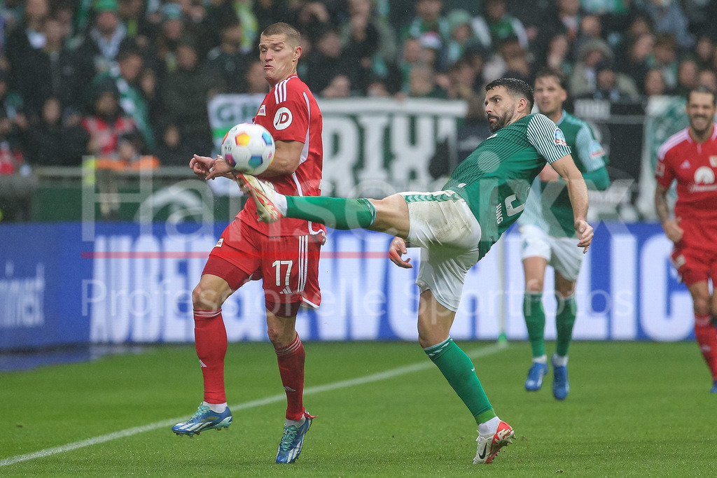 Fussball, Bundesliga, SV Werder Bremen - 1. FC Union Berlin | v.li.: Kevin Behrens (1. FC Union Berlin, 17) und Anthony Jung (SV Werder Bremen, 3) im Zweikampf, Duell, Dynamik, Aktion, Action, Spielszene, DIE DFL-RICHTLINIEN UNTERSAGEN JEGLICHE NUTZUNG VON FOTOS ALS SEQUENZBILDER UND/ODER VIDEOÄHNLICHE FOTOSTRECKEN. DFL REGULATIONS PROHIBIT ANY USE OF PHOTOGRAPHS AS IMAGE SEQUENCES AND/OR QUASI-VIDEO.