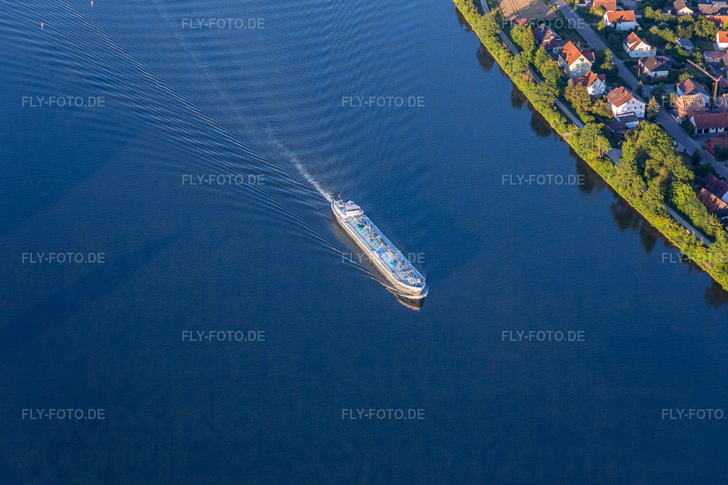 Tankfrachtschiff auf der Donau | Luftbild: Tankfrachtschiff auf der Donau im Ortsteil Demling in Bach im Bundesland Bayern in Deutschland. Foto: IMG_133305.jpg vom 03.07.2022 durch ©2025 Werner Riehm fly-foto.de/copyright - Realisiert mit Pictrs.com