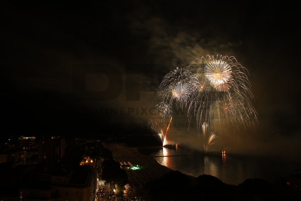 Ferragosto Fireworks in Grado, Italy | GRADO, ITALY, 15.AUG.26 - FIREWORKS - Ferragosto fireworks over the Adriatic Sea in Grado, Italy. Colorful fireworks light up the night sky above the beach, coastline and waterfront during the traditional summer celebration. - Realisiert mit Pictrs.com