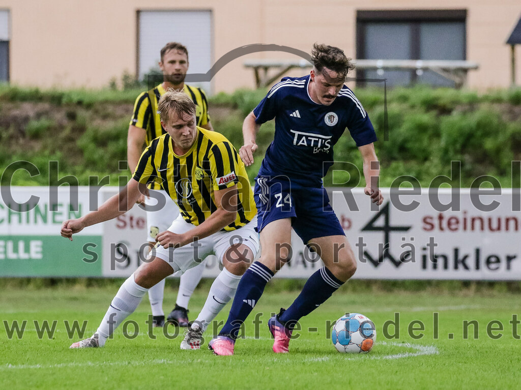 2023-07-29_058_FC_Moosinning_gegen_TuS_Raubling | Moosinning, Deutschland, 29.07.2023:
Fußball, Bezirksliga Oberbayern Ost 2023 / 2024, 1. Spieltag, FC Moosinning gegen TuS Raubling, Endergebnis: 0:7

Stefan Haas (FC Moosinning, #8), Quirin Wolfrum (TuS Raubling, #24)

Foto: Christian Riedel / fotografie-riedel.net