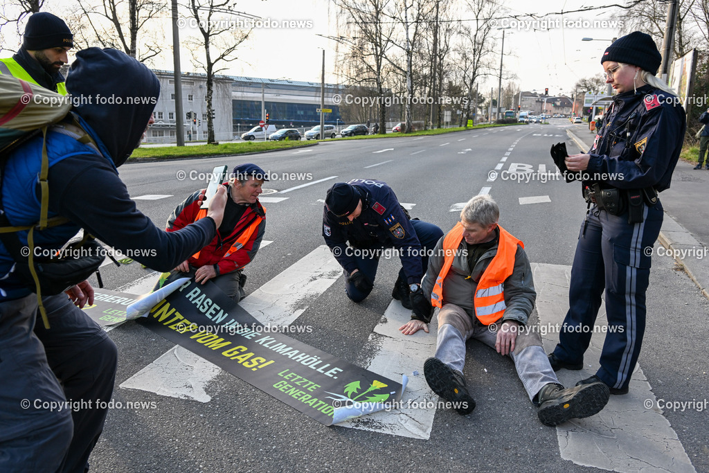  Klimagegner Linz Waldeggstrasse_ Klimakleber_ 20.03.2023-31 | 20.03.2023, Linz, AUT, Klimagegner Linz Klimakleber, im Bild Klimagegner kleben auf der Strasse, Linz Waldeggstrasse, Polizei, Verkehr, Zebrastreifen, Fussgaengeruebergang, Transparent, Demo, Klimawandel
