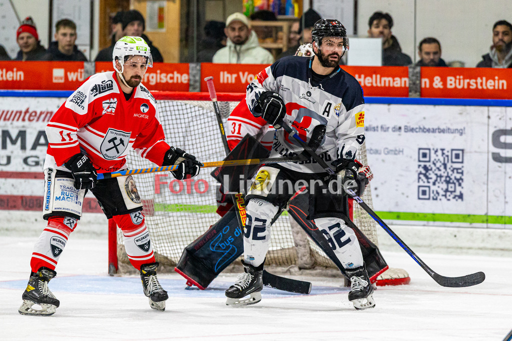 Spiel 5 Viertelfinale TSV Peißenberg Miners vs HC Landsberg Riverkings | Eishockey Bayernliga Playoffs 2023/2024, Spiel 5 Viertelfinale TSV Peißenberg Miners vs HC Landsberg Riverkings, 20240301,
Warten auf den Schuss,
2024-03-01 in Peißenberg (Eisstadion)
11 Florian SIMON (Miners 11), 92 Dennis NEAL (HCL 92)
Copyright: WolfgangxLindner foto-lindner.de