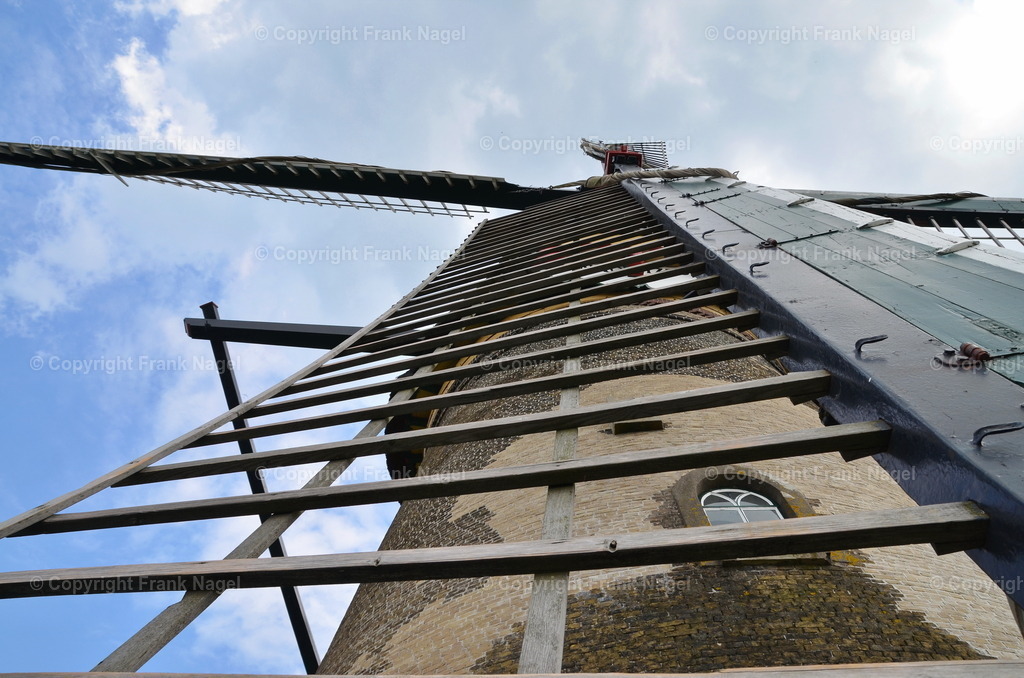Windmühlen von Kinderdijk | Die 19 Windmühlen von Kinderdijk befinden sich 15 km von Rotterdam. Sie gehören zum UNESCO-Weltkulturerbe. Hier ein Blick auf ein Mühlenflügel von unten nach oben.  - Realisiert mit Pictrs.com
