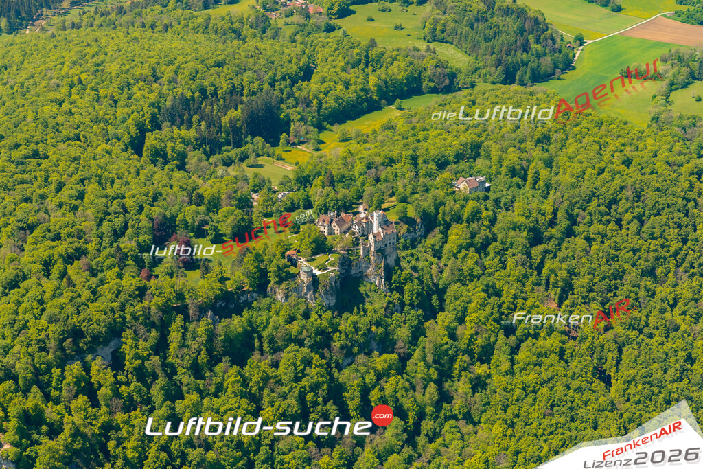 Das Luftbild zeigt : Schloss Lichtenstein - Die Luftaufnahme wurde 2024 vom UL-Flugzeug aus erstellt ( keine Drohne ) - Hochauflösende Luftaufnahme - Für grossformatige Ausdrucke geeignet. Die Geschenkidee !Mit Lizenz und Bildrechte bestellbar