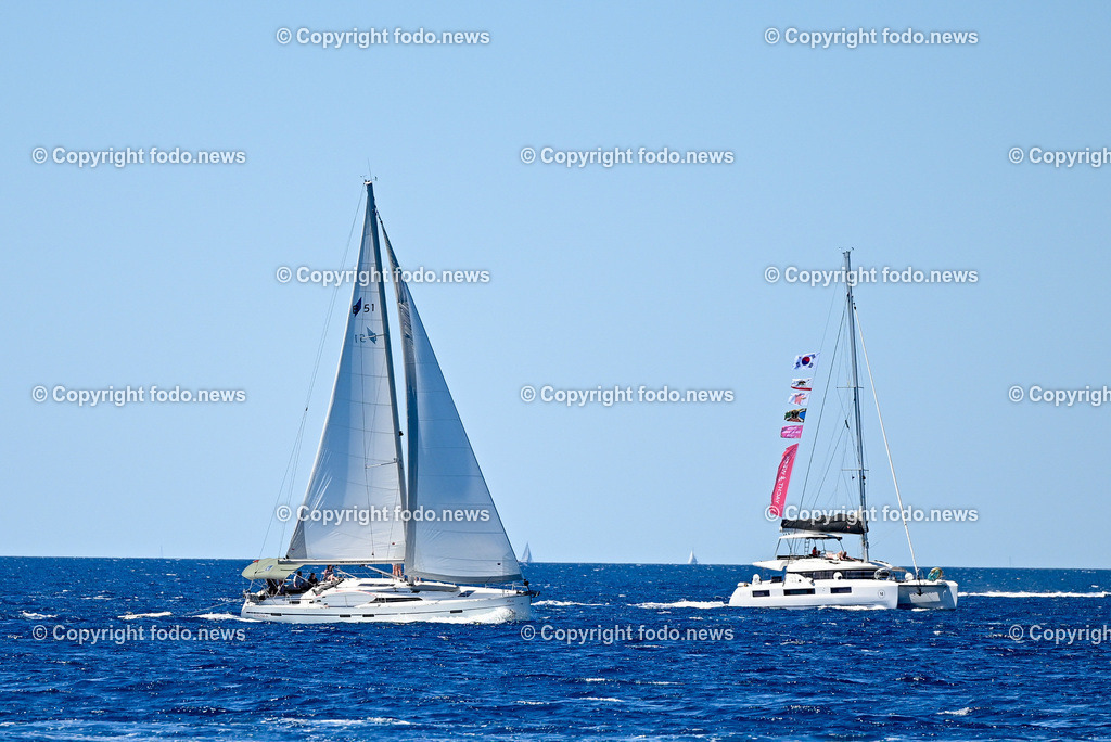 Kroatien_ Brac_ Insel in Dalmatien_ Milna_ 18.07.2025-54 | 18.07.2025, Kroatien, HRV, Brac, Insel in Dalmatien, Milna im Bild Themenbild, Boot, Segelboot, Wind, segeln, Tourismus, Touristen, Durchfahrt Splitska Vrata zwischen den Inseln Solta und Brac, Meer, Adria, Feature, Symbolbild