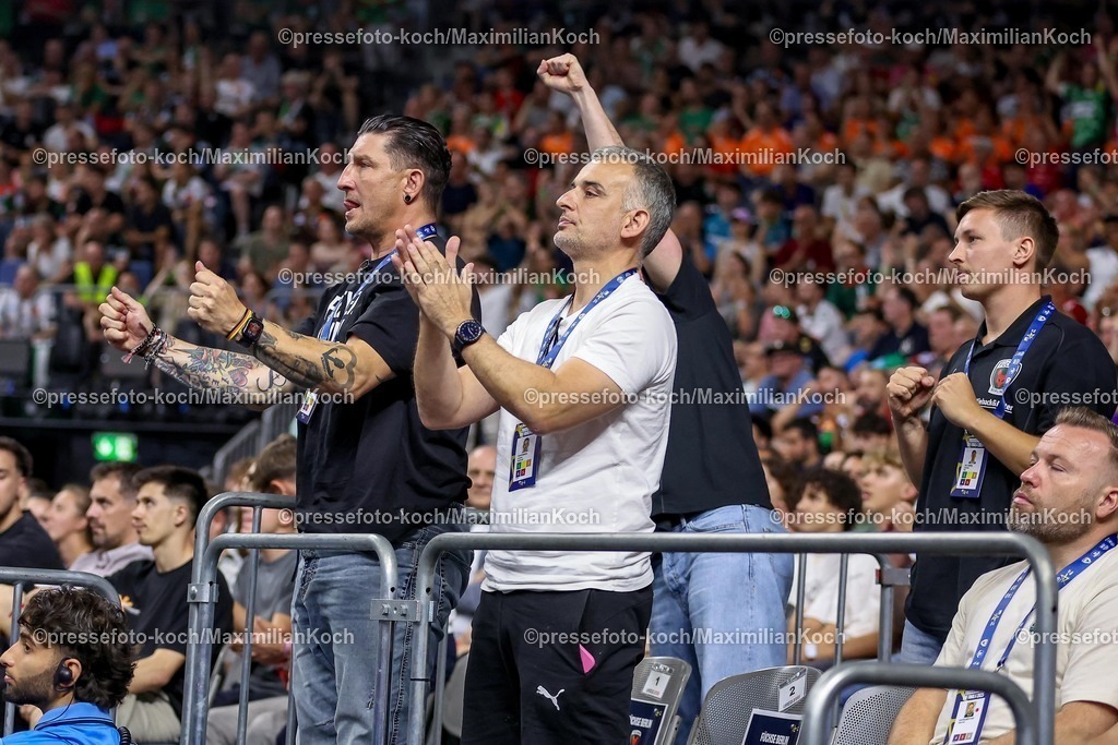 KoeEHF14062501040 | 14.06.2025, Handball, Halbfinale TruckScout24 EHF FINAL4, LANXESS arena Köln, Füchse Berlin - HBC Nantes: Stefan Kretzschmar (Fuechse Berlin) auf der Tribüne gestikulierend jubelnd 