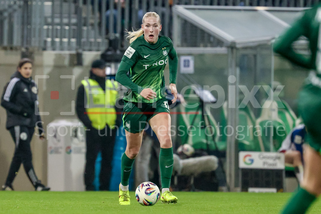Fussball, Google Pixel Frauen-Bundesliga, VfL Wolfsburg - Hamburger SV | Camilla Küver (VfL Wolfsburg, 16) am Ball, Einzelbild, Ganzkörper, Aktion, Action, Spielszene, DIE DFB-RICHTLINIEN UNTERSAGEN JEGLICHE NUTZUNG VON FOTOS ALS SEQUENZBILDER UND/ODER VIDEOÄHNLICHE FOTOSTRECKEN. DFB REGULATIONS PROHIBIT ANY USE OF PHOTOGRAPHS AS IMAGE SEQUENCES AND/OR QUASI-VIDEO.