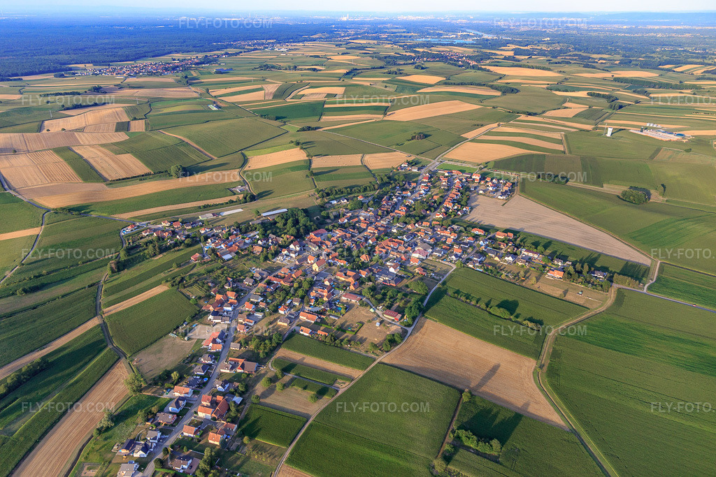 Aerial view: View of the town from the west in Oberlauterbach in the state Bas-Rhin, France.Photo: IMG_121018.jpg taken on 07/23/2020 by Werner Riehm/FLY-FOTO.comResolution of the original: 5472 x 3648 px