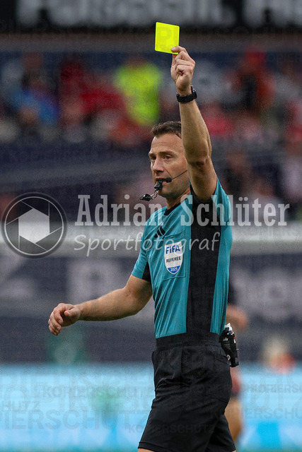 Bayer 04 Leverkusen vs Borussia Mönchengladbach - Bundesliga  | Leverkusen, Deutschland, 21.09.25:   Schiedsrichter Felix Zwayer gestikuliert, Gestik mit der gelben Kartewaehrend des Spiels der Bundesliga zwischen  Bayer 04 Leverkusen vs Borussia Mönchengladbach in der BayArena(Foto von Brauer-Fotoagentur / Adrian Schlueter)