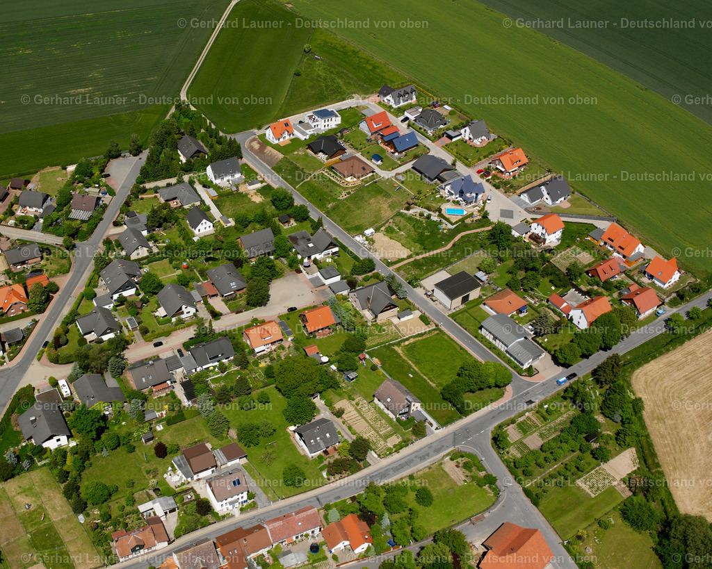 2638316 | IMMENRODE 09.06.2006 Wohngebiet - Mischbebauung der Mehr- und Einfamilienhaussiedlung  in Immenrode im Bundesland Niedersachsen, Deutschland // Residential area - mixed development of a multi-family housing estate and single-family housing estate  in Immenrode in the state Lower Saxony, Germany Foto: Gerhard Launer