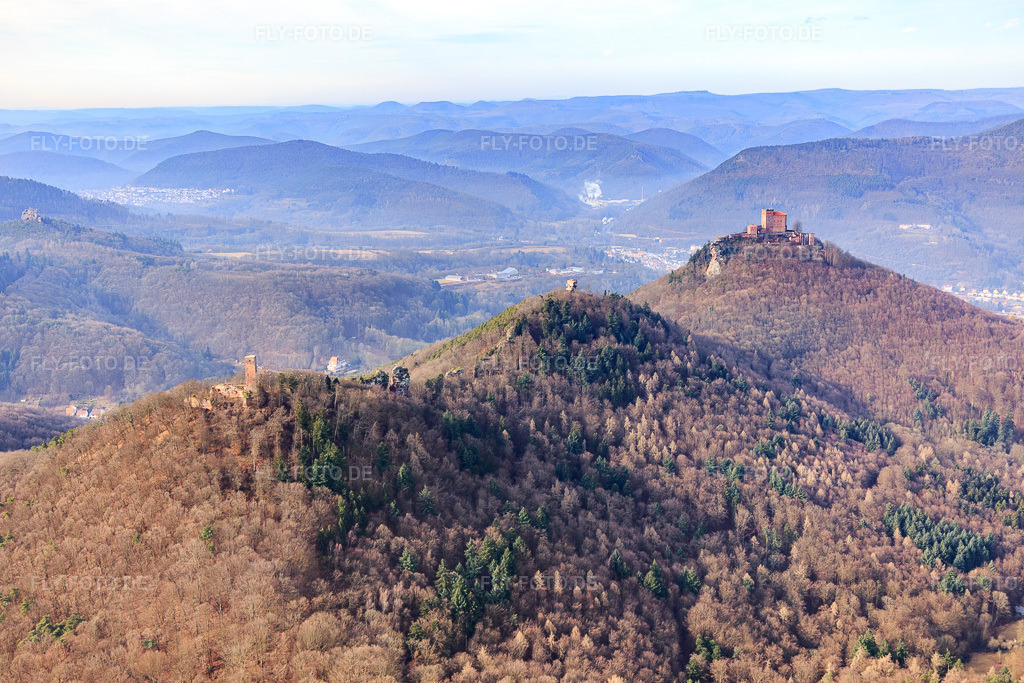 Luftbild: Die vier Burgruinen Scharfenberg, Jungturm, Anebos und Burg Trifels im Winter aus Südosten in Leinsweiler im Bundesland Rheinland-Pfalz in Deutschland. Foto: IMG_096489.jpg vom 02.02.2017 durch Werner Riehm/FLY-FOTO.deWWW.WANDERPARADIES-WASGAU.DE
