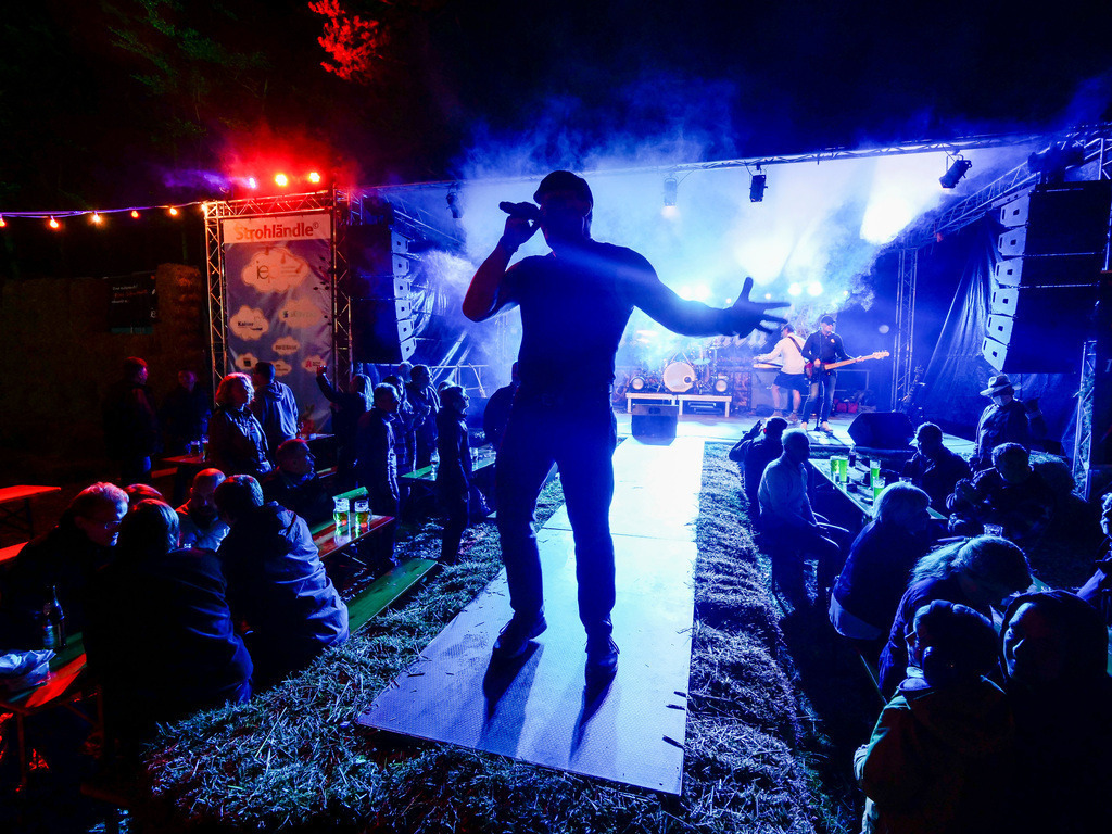 Strohländle | Leonberg - auf dem Strohländle spielt  "The Jack", eine AC/DC-Coverband - Realisiert mit Pictrs.com