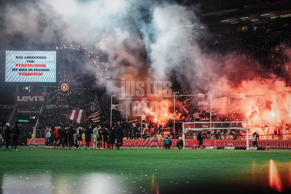 Fußball | Männer | Saison 2024/2025  | Fußball-Bundesliga | 12. Spieltag | FC St. Pauli vs. Holstein Kiel | 29.11.2024 | FC St. Pauli feier den Sieg mit den Fans vor dem Riesenrad des Hamburger Dom und Pyrotechnik