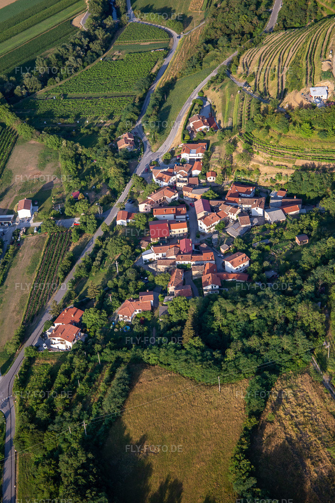 Luftbild: Ortsansicht im Ortsteil Dolenje in Ajdovščina im Bundesland Slowenien in Slowenien. Foto: IMG_137502.jpg vom 14.07.2023 durch Werner Riehm/FLY-FOTO.de