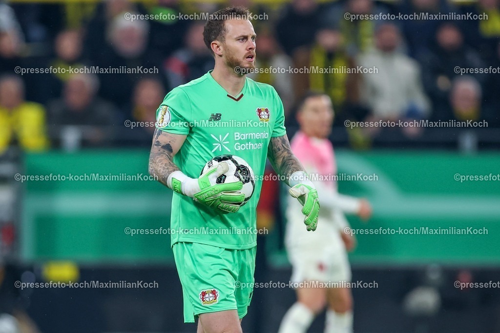 BVB02122501135 | 02.12.2025, Fußball, DFB-Pokal, Borussia Dortmund - Bayer 04 Leverkusen, Achtelfinale, Signal Iduna Park, Saison 2025 2026: Torwart Mark Flekken (Bayer04 #01) DFB regulations prohibit any use of photographs as image sequences and or quasi-video.