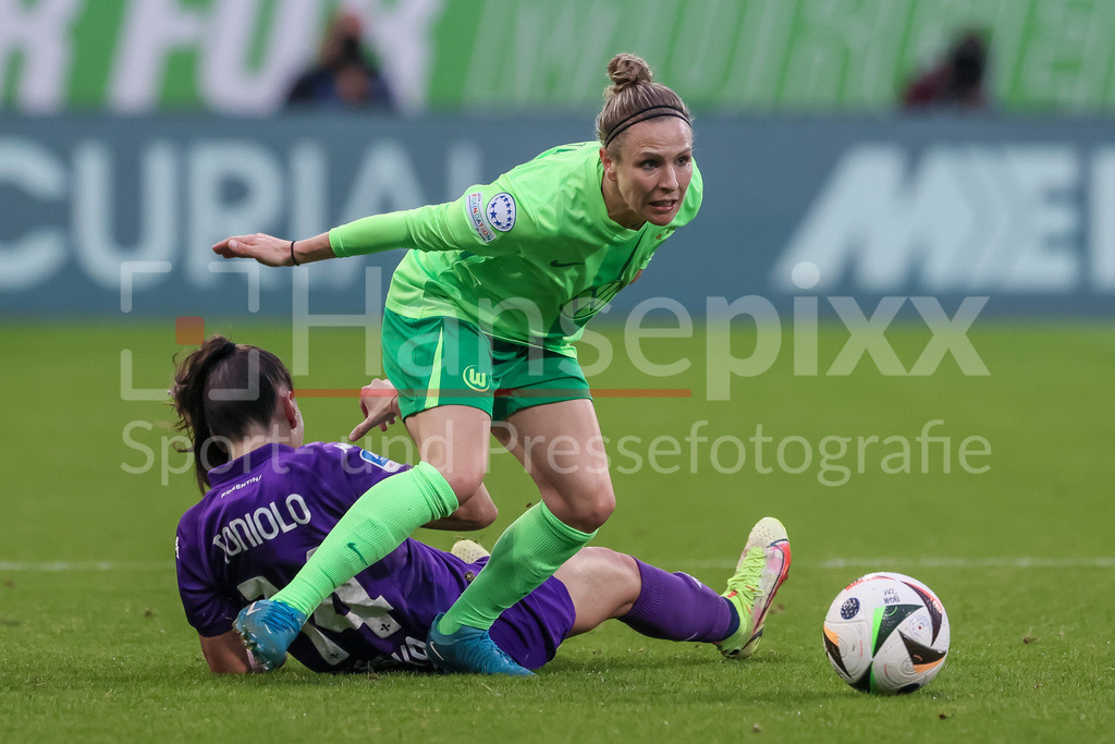 Fussball, UEFA Womens Champions League, VfL Wolfsburg - AC Florenz | v.li.: Martina Toniolo (AC Florenz, 14) und Svenja Huth (VfL Wolfsburg, 10) am Ball, Einzelbild, Ganzkörper, Aktion, Action, Spielszene