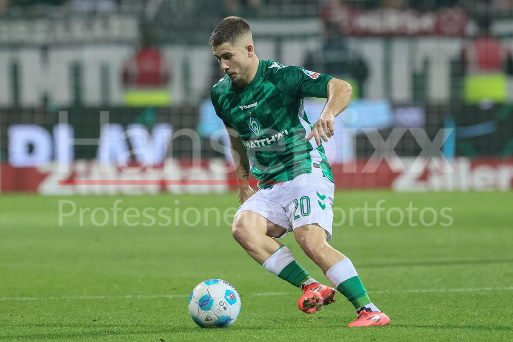 Fussball, Bundesliga, SV Werder Bremen - Bayer 04 Leverkusen | v.li.: Romano Schmid (SV Werder Bremen, 20) am Ball, Freisteller, Einzelbild, Ganzkörper, Aktion, Action, Spielszene, DIE DFL-RICHTLINIEN UNTERSAGEN JEGLICHE NUTZUNG VON FOTOS ALS SEQUENZBILDER UND/ODER VIDEOÄHNLICHE FOTOSTRECKEN. DFL REGULATIONS PROHIBIT ANY USE OF PHOTOGRAPHS AS IMAGE SEQUENCES AND/OR QUASI-VIDEO.