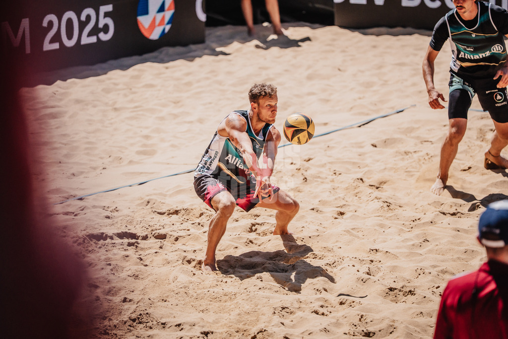 Beachvolleyball | Männer | Allianz German Beach Tour 2025 | Tourstop Düsseldorf | 16.05.2025 | Eric Stadie-Seeber nimmt den Ball an