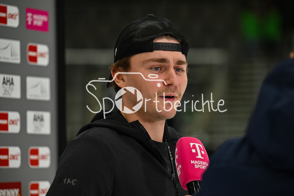 Augsburger Panther - Schwenninger Wild Wings | AUGSBURG, DEUTSCHLAND - 2. NOVEMBER: Alexander BLANK (Augsburger Panther 26) beim Interview mit MagentaSport vor dem Ligaspiel zwischen den Augsburger Panthern und den Schwenninger Wild Wings am 17. Spieltag der Penny DEL im Curt Frenzel Stadion am 02.11.2025