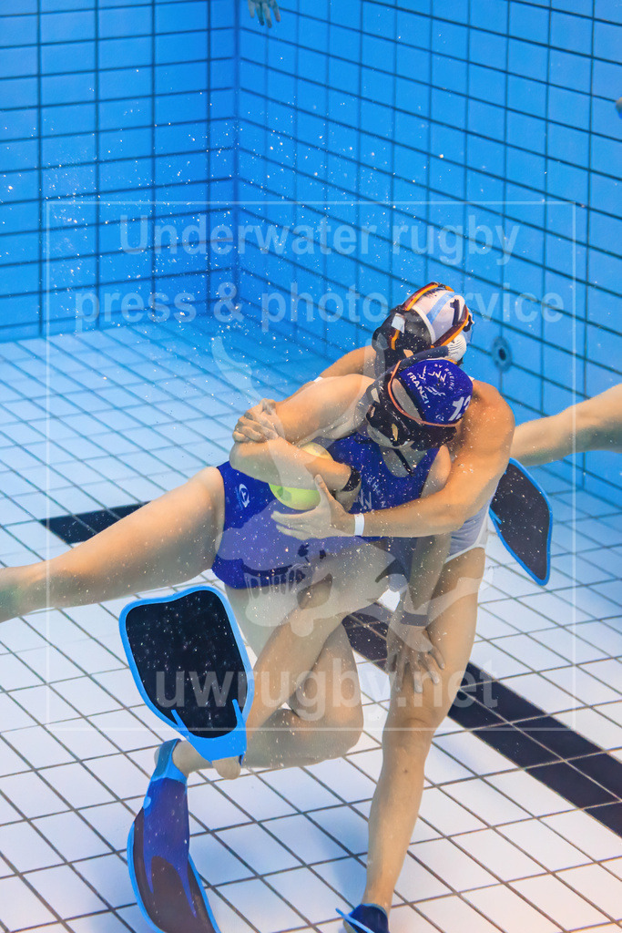 Deutsche Damen-Meisterschaft im Unterwasser-Rugby 2023 - Bild 58 | Unterwasseraufnahme des Spieles: ST Berlin (blau) vs. SG Karlsruhe/Malsch(weiß) - Realisiert mit Pictrs.com