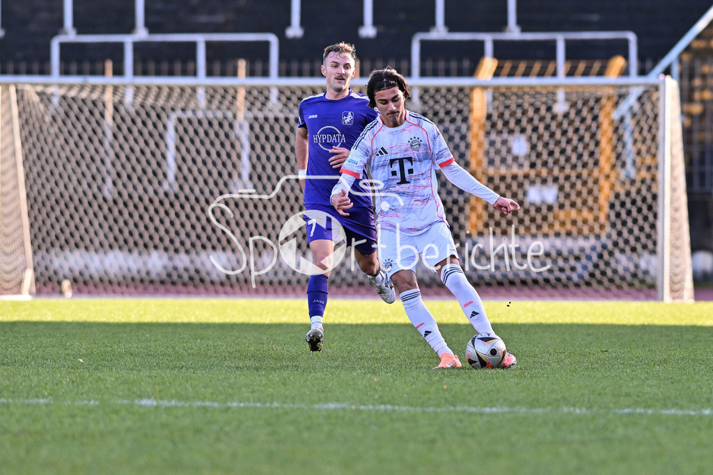 TSV Schwaben Augsburg - FC Bayern Amateure | AUGSBURG, GERMANY - 29. NOVEMBER: im Duell Maximilian HEISS (TSV Schwaben Augsburg 7) und Adin LICINA (FC Bayern München II 8) beim Ligaspiel zwischen dem TSV Schwaben Augsburg und den Amateuren des FC Bayern am 20. Spieltag der Regionalliga Bayern im Rosenaustadion