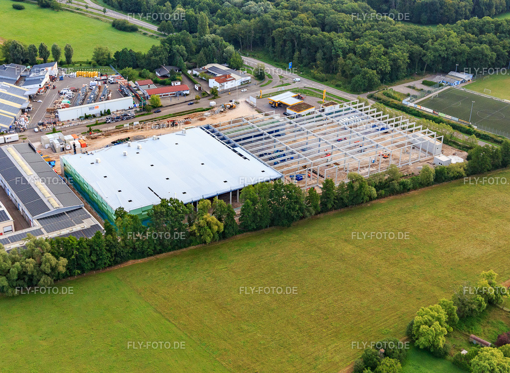 Baustelle zum Bau des neuen Logistikpark der HANSAINVEST und DFI-Real-Estate Kandel nach Abriss des OBI-Markts https://www.hansainvest.de/ https://www.dfi-re.com/ | Luftbild: Baustelle zum Bau des neuen Logistikpark der HANSAINVEST und DFI-Real-Estate Kandel nach Abriss des OBI-Markts https://www.hansainvest.de/ https://www.dfi-re.com/ im Ortsteil Minderslachen in Kandel im Bundesland Rheinland-Pfalz in Deutschland. Foto: IMG_149463.jpg vom 09.08.2025 durch Werner Riehm/FLY-FOTO.de - Realisiert mit Pictrs.com