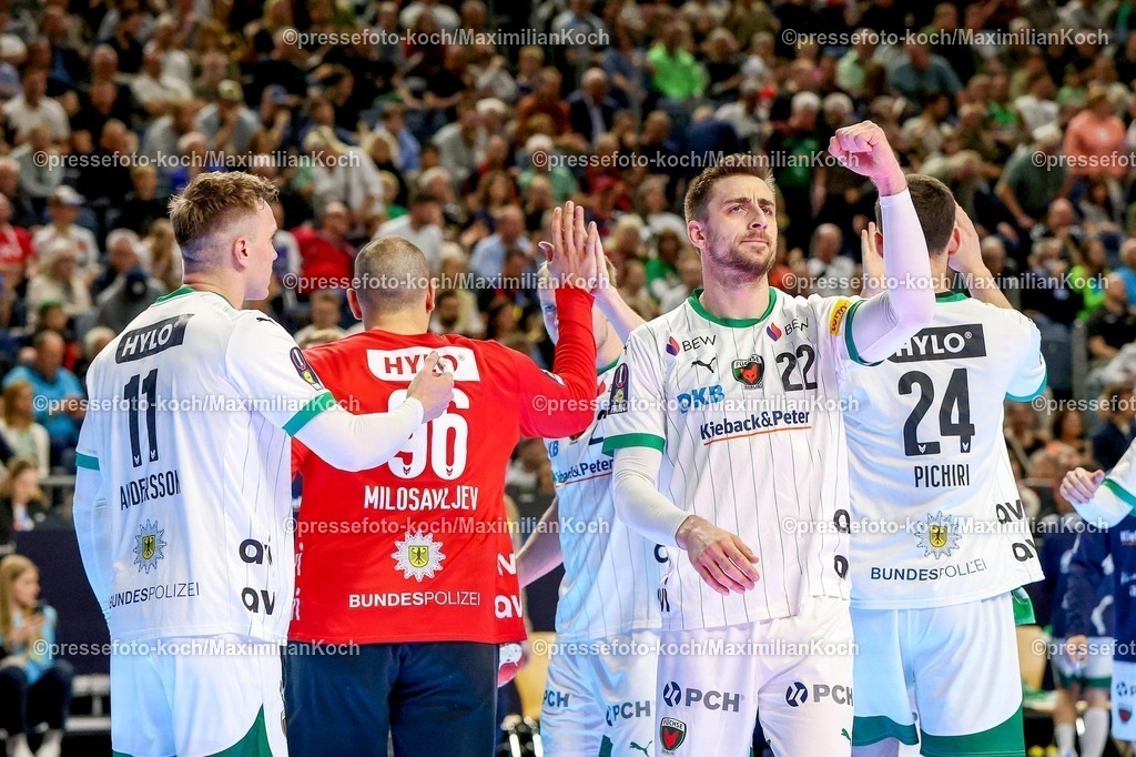 xSSCx19042602014 | 19.04.2026, xsscx, Handball, DHB-Pokal Lidl Final4, Finale, Füchse Berlin - Bergischer HC, Saison 2025 / 2026 Herren, Lanxess Arena, Köln: Lasse Andersson (Füchse Berlin #11) und Nejc Cehte (Füchse Berlin #22) feiern Dejan Milosavljev (Füchse Berlin #96) nach einem verhinderten Treffer Photo: xSandraxScherningxPressefotoKochx