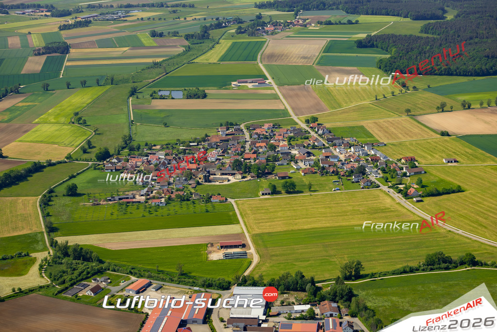 Das Luftbild zeigt Schwarzach Pyrbaum - Die Luftaufnahme wurde 2023 vom UL-Flugzeug aus erstellt ( keine Drohne ) - Hochauflösende Luftaufnahme - Für grossformatige Ausdrucke geeignet. Die Geschenkidee !Mit Lizenz und Bildrechte bestellbar
