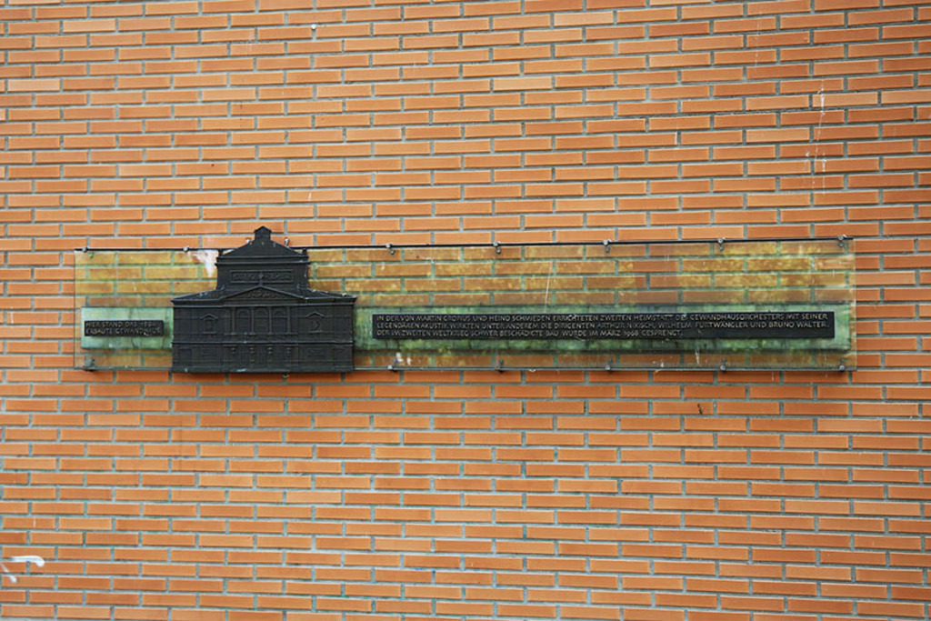 Foto: Leipzig - Gedenktafel Standort Neues Gewandhaus | Das Team hinter BILDLEXIKON LEIPZIG bündelt historische wie aktuelle Informationen über die Stadt Leipzig in Text und Bild auf einer Plattform und stellt diese der interessierten Öffentlichkeit zur Verfügung.