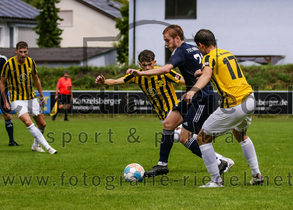 2023-07-29_094_FC_Moosinning_gegen_TuS_Raubling | Moosinning, Deutschland, 29.07.2023:
Fußball, Bezirksliga Oberbayern Ost 2023 / 2024, 1. Spieltag, FC Moosinning gegen TuS Raubling, Endergebnis: 0:7

Dominic Reisner (TuS Raubling, #31), Christian Reiser (FC Moosinning, #17)

Foto: Christian Riedel / fotografie-riedel.net