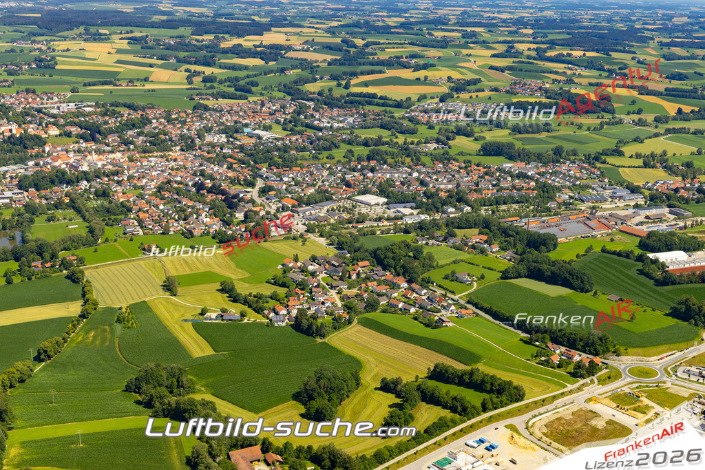 Aktuelles Luftbild von  Dorfen - Die Luftaufnahme wurde 2022 mittels UL-Flugzeug erstellt ( keine Drohne ) - hochauflösende Kamera-Systeme von  Canon -Beste Qualität - Für grossformatige Ausdrucke geeignet. Die Geschenkidee !