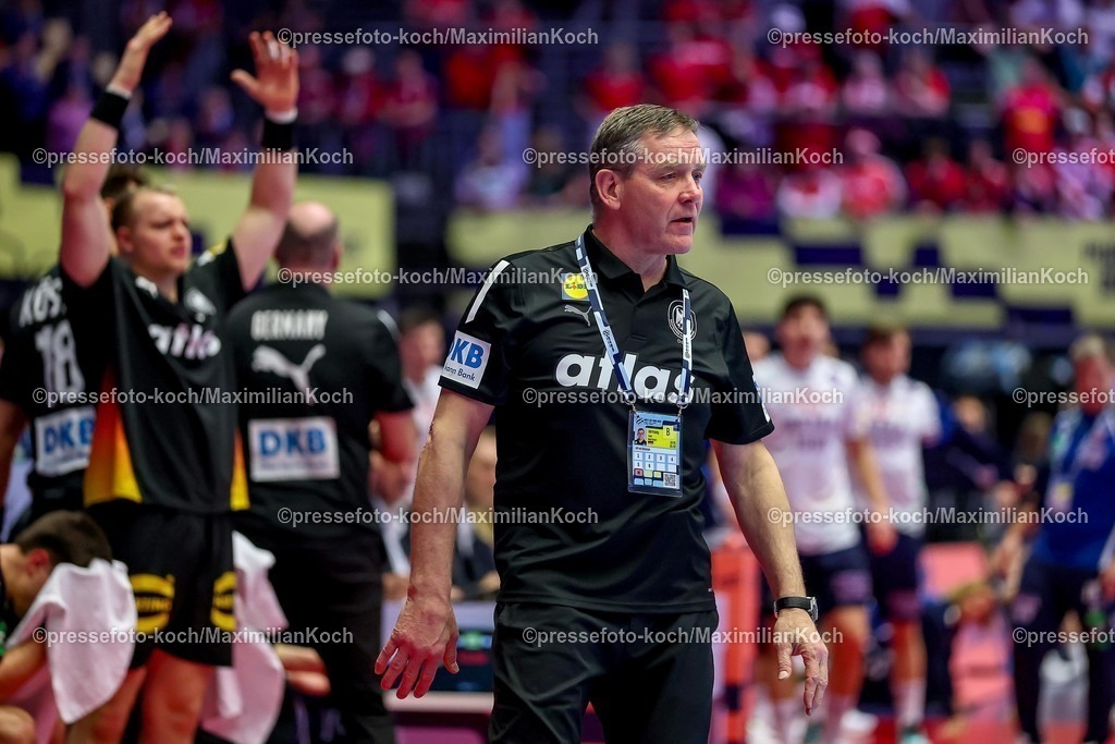 EHF24012603076 | 24.01.2026, Handball, Men's EHF EURO 2026, Deutschland - Norwegen, Jyske Bank Boxen in Herning, Dänemark, Main Round: Headcoach Alfred Gislason (Germany #hc) gestikulierend am Spielfeldrand  