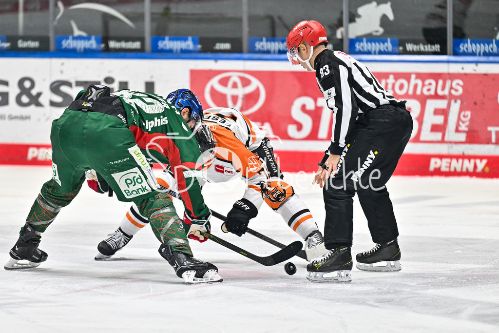 Augsburger Panther - Grizzlys Wolfsburg | AUGSBURG, GERMANY - 15. MARCH: beim Bully Alexandre GRENIER (Augsburger Panther 82) und Justin FESER (Grizzlys Wolfsburg 71) während dem Match zwischen den Augsburger Panthern und den Grizzlys Wolfsburg am 52. Spieltag der Penny DEL im Curt Frenzel Stadion