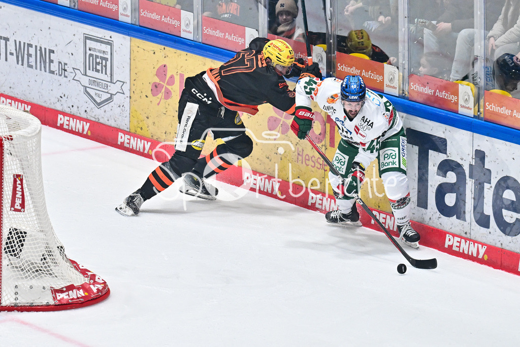 Löwen Frankfurt - Augsburger Panther | FRANKFURT, GERMANY - 19. DECEMBER: im Duell Matthew WEDMAN (Löwen Frankfurt 67) und Jason BAST (Augsburger Panther 45) während dem Match zwischen den Löwen Frankfurt und den Augsburger Panthern am 29. Spieltag der Penny DEL in der Eissporthalle Frankfurt