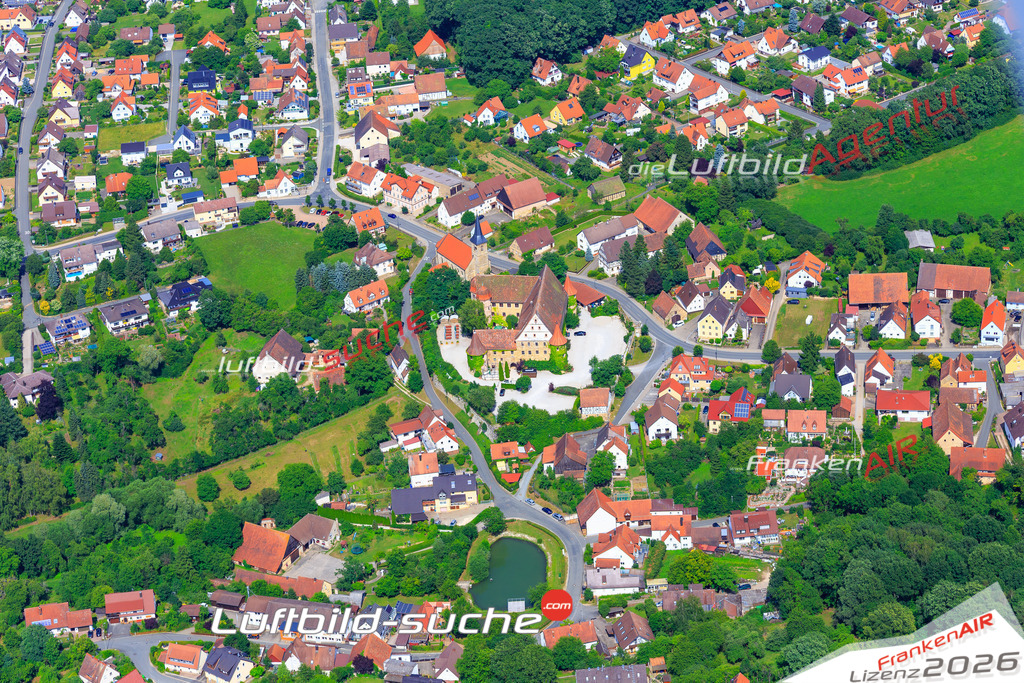 Die Luftaufnahme Schloss - Wiesenthau wurde 2017 mittels Flugzeug (keine Drohne) erstellt. Perfekte Schärfe und Druck- Auflösung- Garantiert!