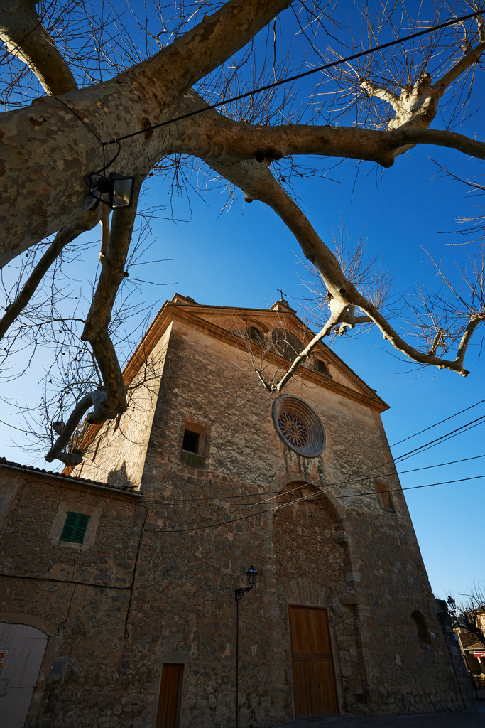 Kirche Sant Bertomeu | Valldemossa, Spanien - January 01, 2014: Kirche Sant Bertomeu mit blauem Himmel. - Realisiert mit Pictrs.com